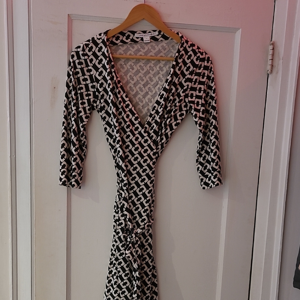 Diane von Furstenberg Black and White Patterned Wrap Dress, size 6